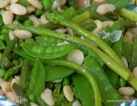 На большое блюдо выложить стручковую фасоль, спаржу, зеленый горошек, стручки гороха и белую фасоль, сбрызнуть все оливковым маслом Extra Virgin, 2 ст. ложками лимонного сока, посолить, поперчить и перемешать.