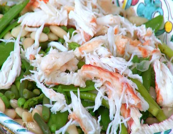 Крабовое мясо освободить от перепонок и выложить сверху на салат.