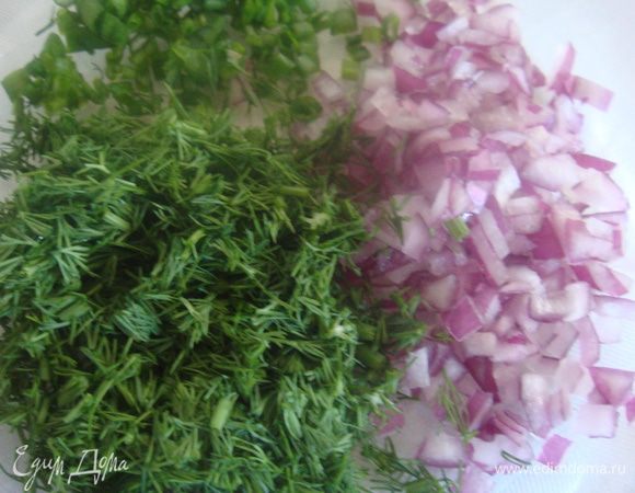 Мелко порезать укроп и красный лук.
