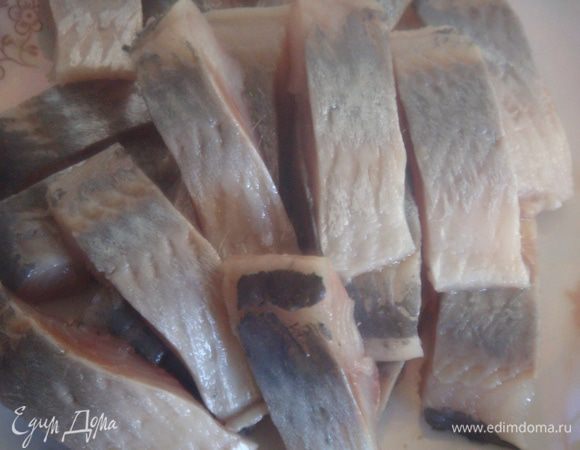 Филе сельди порезать на небольшие кусочки.