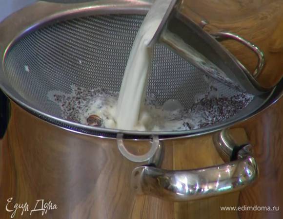 Молоко и сливки влить в кастрюлю, добавить гвоздику, бадьян, раздавленные стручки кардамона, корицу, душистый перец и чай, довести до кипения и сразу процедить через очень мелкое сито в другую кастрюлю.