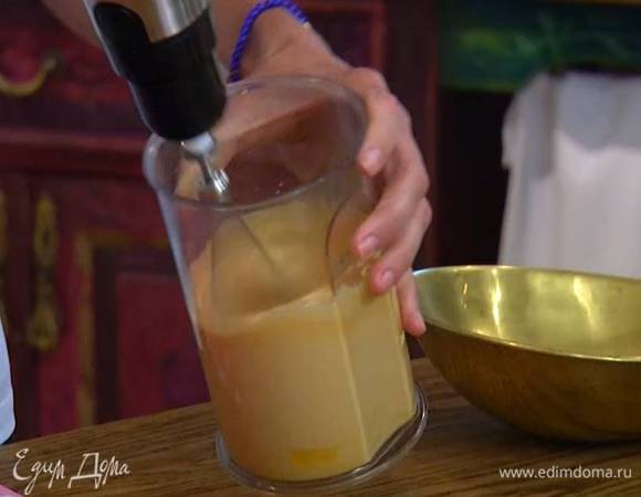 Желтки с сахаром взбить блендером с насадкой-венчиком в пышную массу.