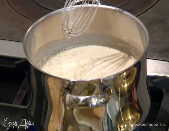 Желтково-сахарную смесь влить в молоко со сливками, поместить кастрюлю на медленный огонь и, непрерывно перемешивая, заварить массу — она должна быть по консистенции как жидкая сметана.