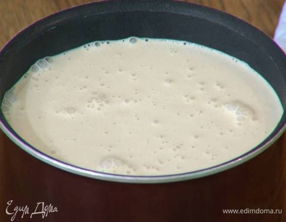 Снять кастрюлю с огня и еще некоторое время перемешивать массу, затем перелить в холодную кастрюлю и отправить в морозилку — она должна слегка загустеть.