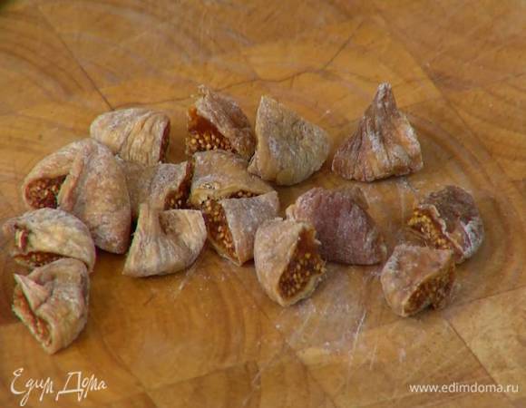 Инжир разрезать на 4 части.