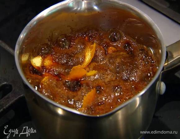 Приготовить соус: в кастрюлю поместить инжир, мусковадо, влить 125 мл воды, добавить корицу, гвоздику, зерна кардамона, душистый перец, апельсиновую цедру и уварить на медленном огне.