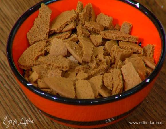 Печенье поломать небольшими кусочками.