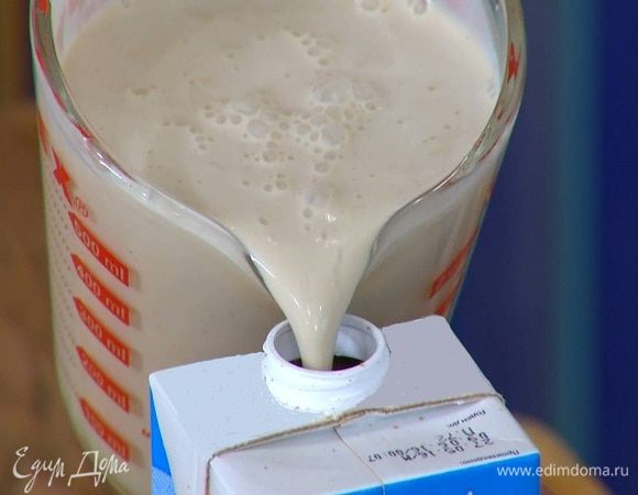 В картонную упаковку из-под кефира или молока всыпать фисташки, цукаты и измельченное печенье, затем влить охлажденную сливочно-молочную массу, слегка встряхнуть пакет и отправить в морозилку.