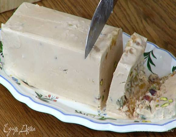 Нарезать парфе кусочками и подавать с инжирным соусом.