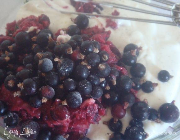 Смешать сметану с медом. Смородину перебить на блендере (я немного смородины оставила целой).