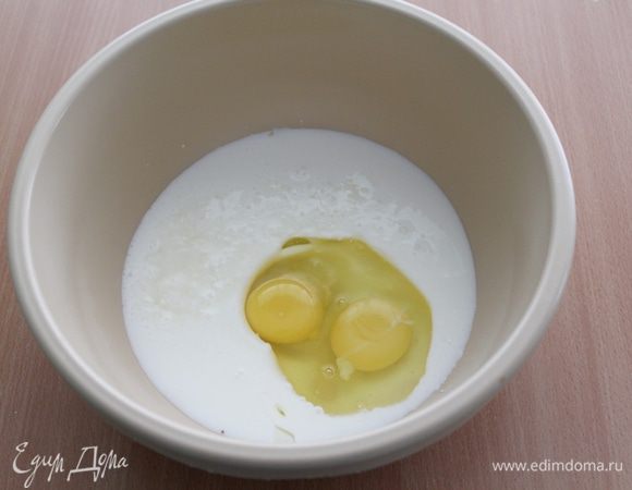 В кефир добавляем соль и сахар, разбиваем яйца и перемешиваем.