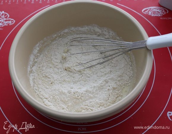 Просеиваем муку.