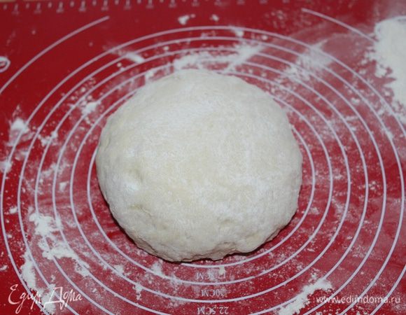 Замешиваем мягкое и слегка липковатое тесто.