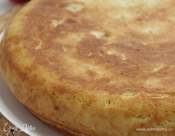 Когда нижняя корочка зарумянится, верхнюю сковороду на минуту снимаем,, смазываем маслом и снова накрываем. Берем прихватками обе сковороды вместе и переворачиваем. Запекаем столько же времени другую сторону пирога, также накрыв сковородой.