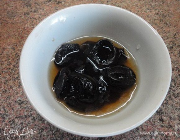 7 крупных чернослив (или 14 мелких, как у меня) без косточек замочить в коньяке.