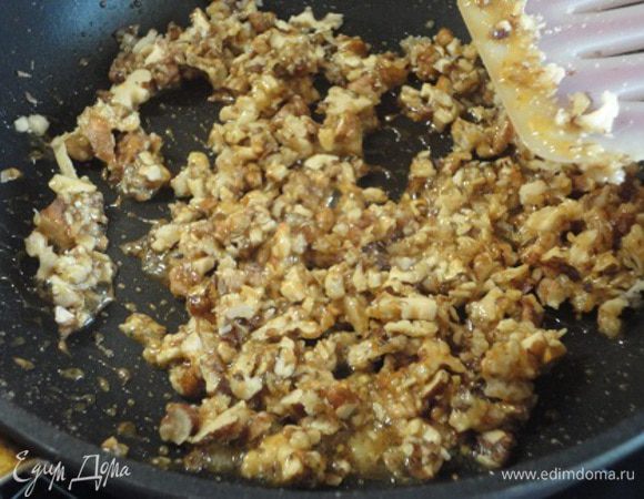 Орехи порубить, лучше ножом, а не в блендере. На сковороде растопить 60 г сахара, выложить орехи, часто помешивать, пока карамель не остынет, и чтобы орехи не схватились комком.