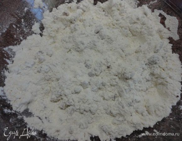 Муку просеять и смешать с разрыхлителем. Соединить с орехами и, если орехи склеились все же, размять немного руками.