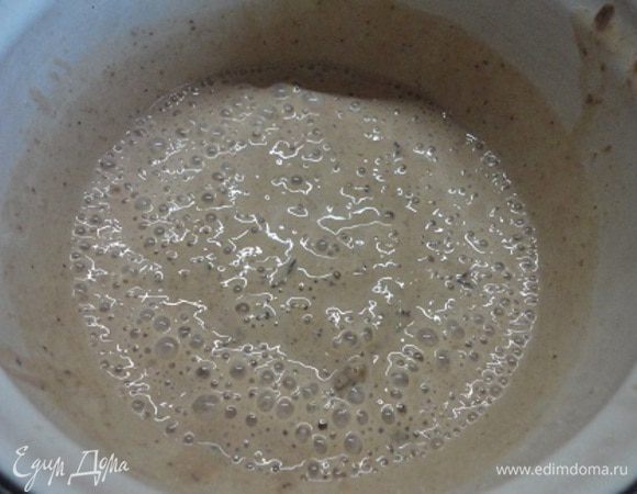 80 г чернослив пюрировать вместе с йогуртом, добавить оливковое масло. Яйца взбить с 60 г сахара, ванильным сахаром и солью.