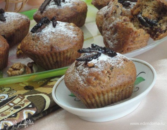 Выпекать 25 минут при температуре 175-180°C. Украсить черносливом.