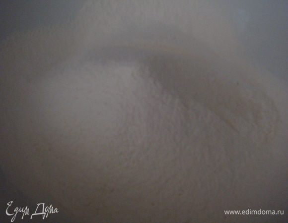 Просеять муку, ванильный сахар, разрыхлитель.