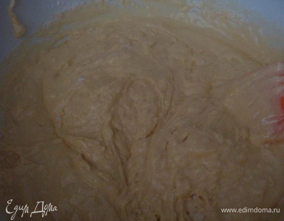 В муку добавляем растопленное сливочное масло, молоко, яйца с сахаром аккуратно перемешать.