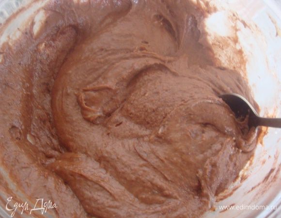 Отделить четверть теста, добавить какао, перемешать.