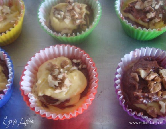 В формочки выложить тесто поочередно светлое, темное. Посыпать сверху молотыми орехами.