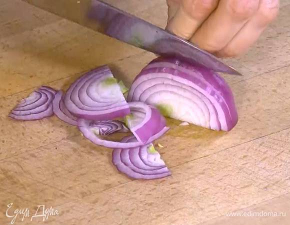 Лук почистить и нарезать тонкими полукольцами.