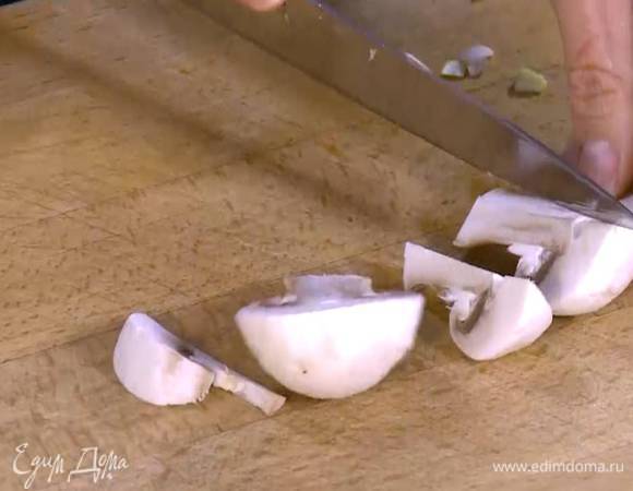 Грибы нарезать небольшими кусочками.