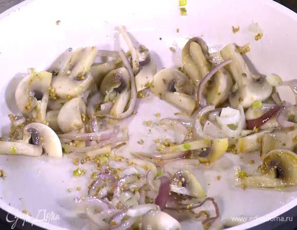 К луку с грибами добавить чеснок, имбирь, кардамон, горчицу и кориандр, все перемешать, затем посолить, поперчить и еще раз перемешать.