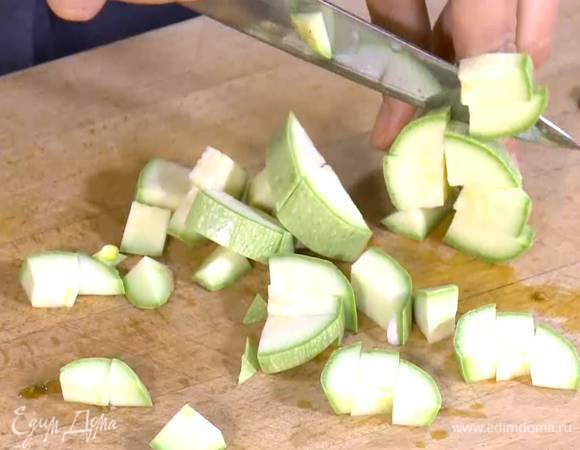Цукини нарезать маленькими кусочками.