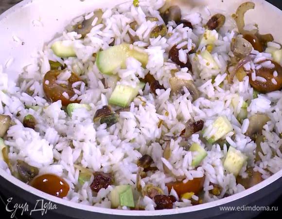 Выложить к овощам готовый рис, все перемешать и немного прогреть.