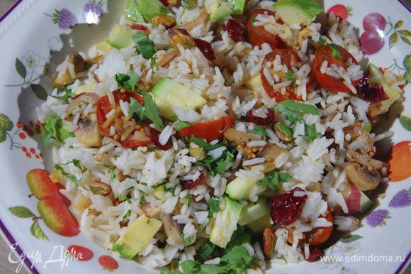 Кинзу мелко порезать и посыпать рис с овощами.