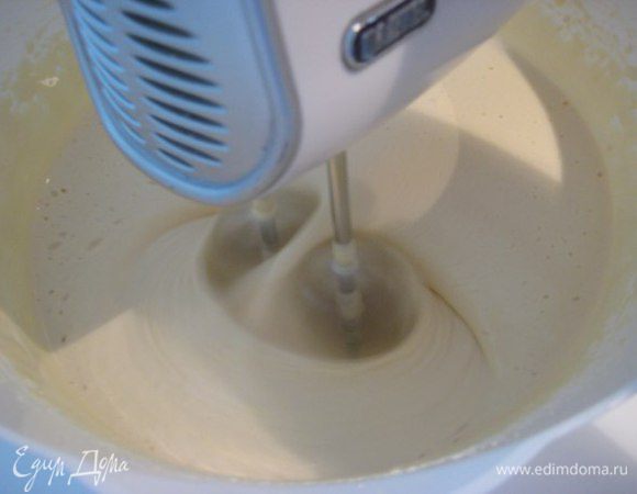 Бисквит:
Духовку разогреть до 180°C.
Яйца взбить с сахаром и ванилином до бела. Сливочное масло растопить, остудить, влить в яичную смесь.
