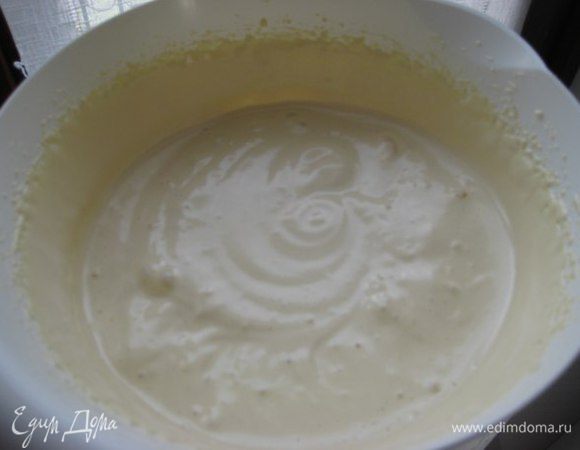 Муку просеять, вмешать лопаткой в яичную смесь заворачивающими движениями снизу вверх. Масса будет воздушной.