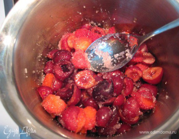 Сироп: в сотейнике смешать воду с сахаром, довести до кипения, проварить пару минут, остудить, влить вишневый ликер.
Мусс: черешню очистить, положить в сотейник, всыпать сахар, довести до кипения и растворения сахара.