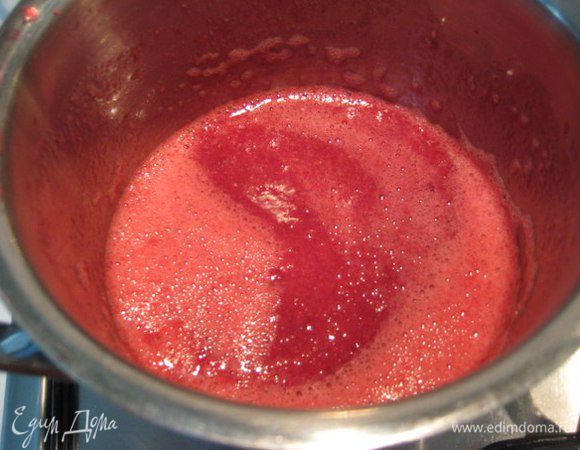 Пробить ягоды блендером.
Желатин замочить в холодной воде на 10 минут, отжать, растворить. В растворенный желатин вмешать черешню.