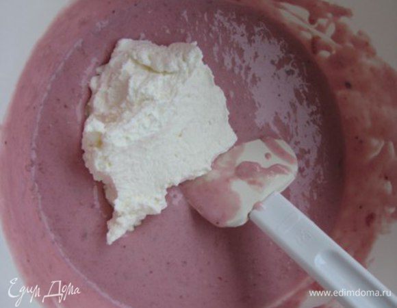 Маскарпоне взбить до кремообразного состояния, смешать с черешней. 
Охлажденные сливки взбить. Ввести сливки в крем в 3 захода, мешая лопаткой снизу вверх. 