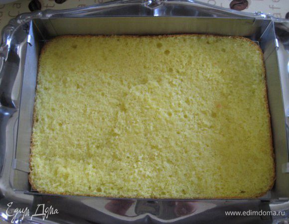 Сборка торта: 
В разъемную форму выложить корж, пропитать половиной сиропа, выложить 2/3 крема, накрыть вторым коржом, пропитать оставшимся сиропом. Выложить оставшийся крем, оставив немного для украшения.