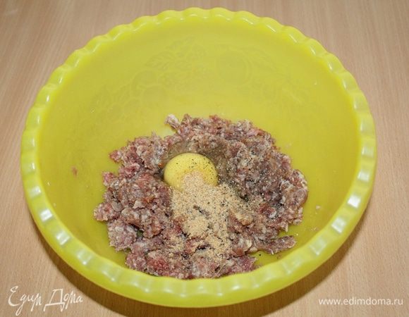 Смешать фарш, яйцо, черный перец, мускатный орех, сухари и соль. Хорошо вымесить и отбить фарш.