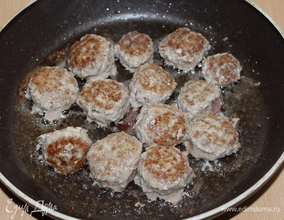Сформировать из фарша маленькие шарики 2-3 см в диаметре, быстро обжарить их на сковороде до румяной корочки 10 минут. Отложить в тарелку.