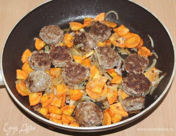 На этой же сковороде обжарить морковь и лук, вернуть фрикадельки, добавить немного воды, потушить минут 10-15.