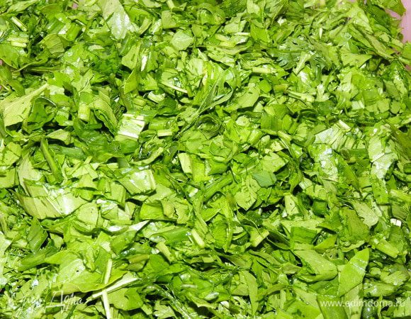 Чистые укроп, мяту, петрушку. Руколу измельчить.