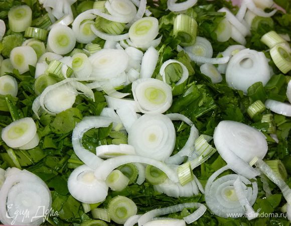 Добавить измельченный лук.