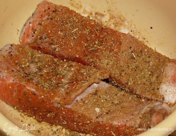 Духовку разогреть до 180°C. Лосось посолить по вкусу и натереть любимыми специями.