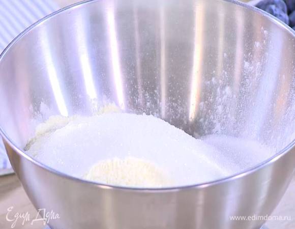 Кукурузную муку перемешать с 350 г пшеничной муки, сахаром, разрыхлителем и солью.