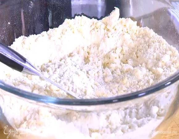 Добавить сливочное масло и порубить все ножом.