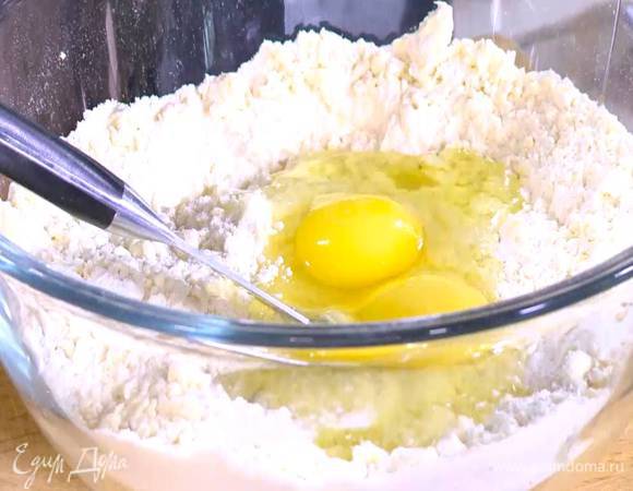 Ввести яйца и все перемешать.