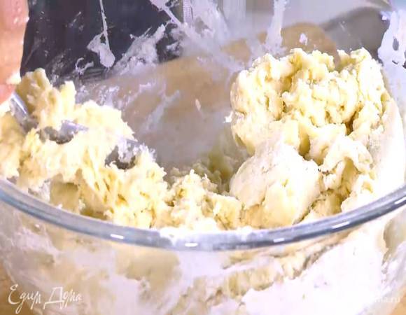 Небольшими порциями влить молоко и вымешать тесто.