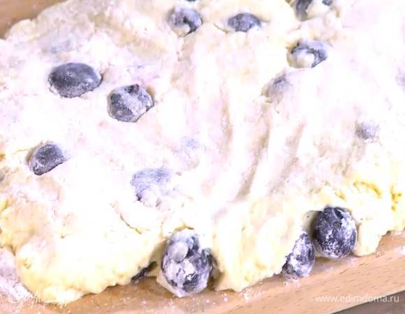 Рабочую поверхность присыпать оставшейся пшеничной мукой, выложить тесто и сформировать пласт толщиной полтора-два сантиметра.